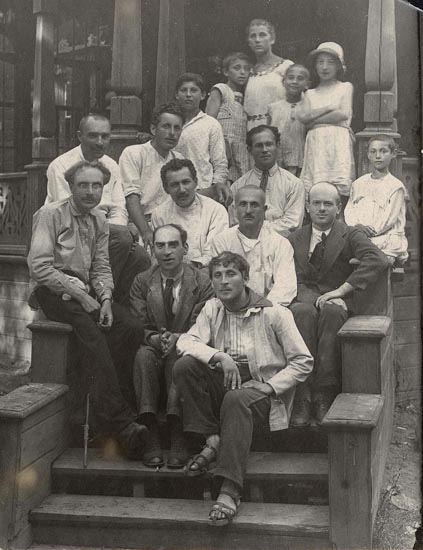 Image - Der Nister amd Marc Chagal with children ant teachers (Moscow 1921).